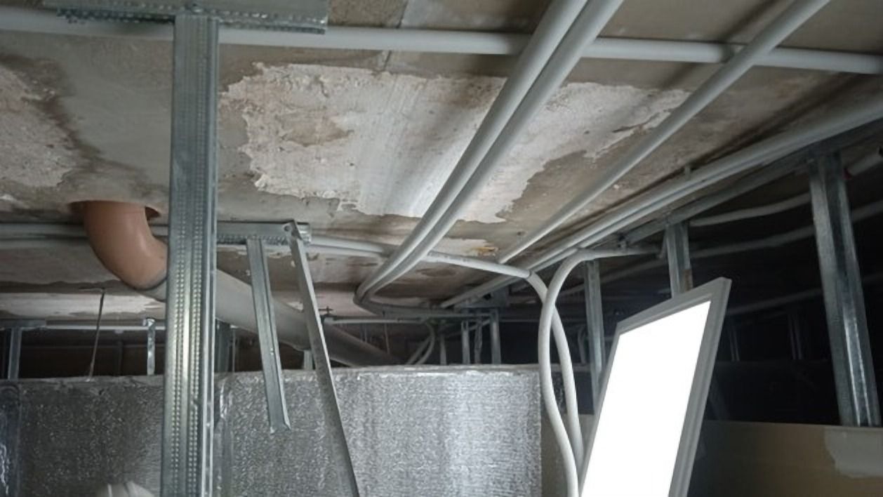 Tuberías instaladas sobre un cielo falso