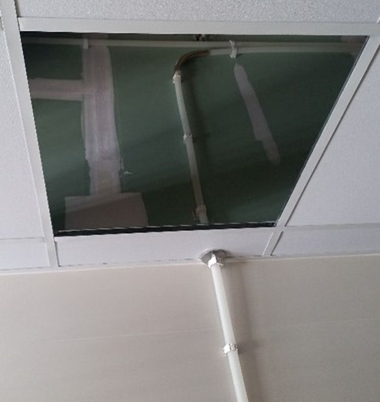 Abertura en el cielo falso con una tubería blanca
