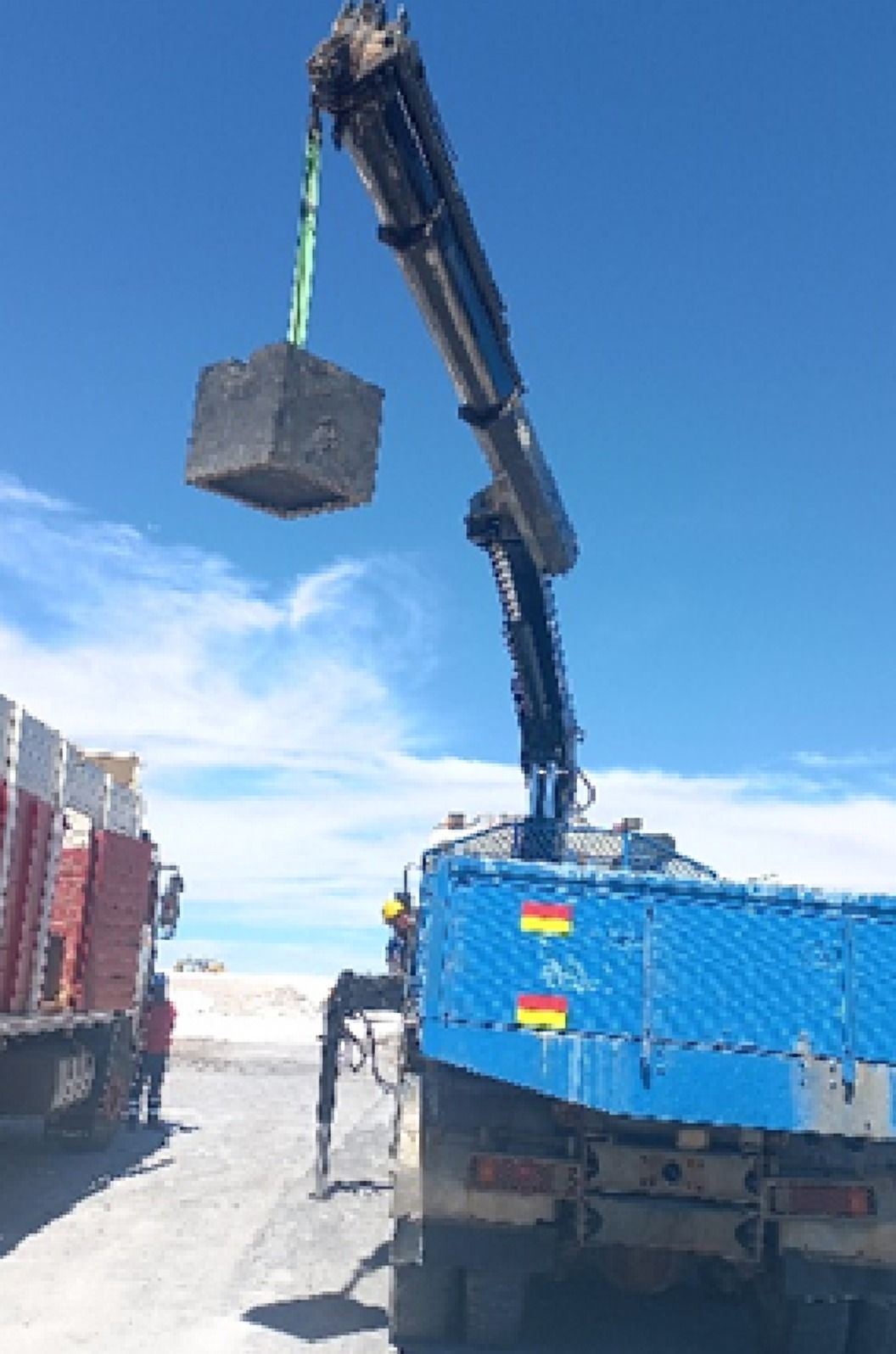 Camión con grúa levantando una pesa