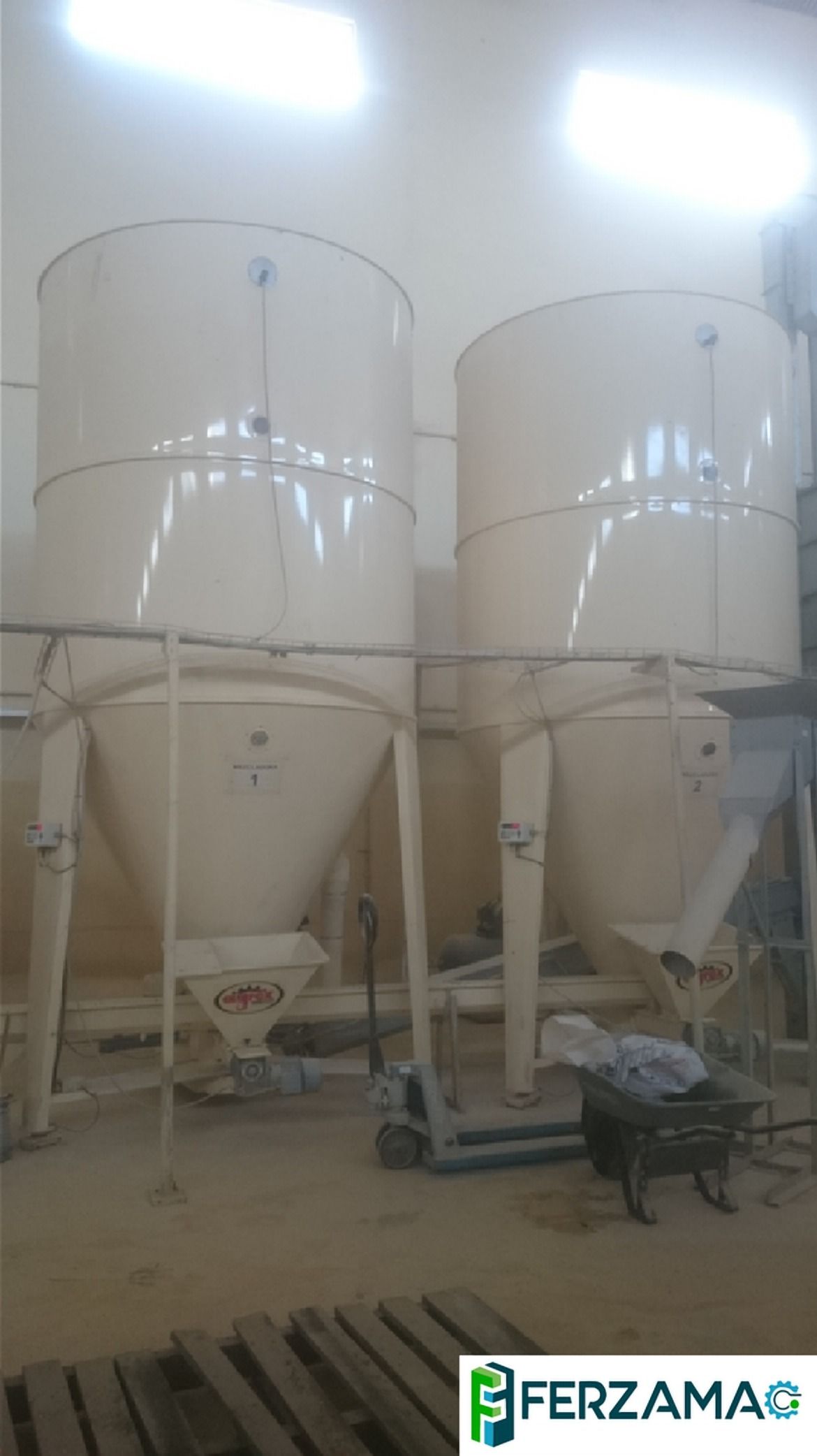 Dos silos blancos en una nave